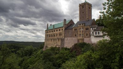 ドイツの世界遺産「ヴァルトブルク城」とは？ルターも過ごした城を英語で歩く