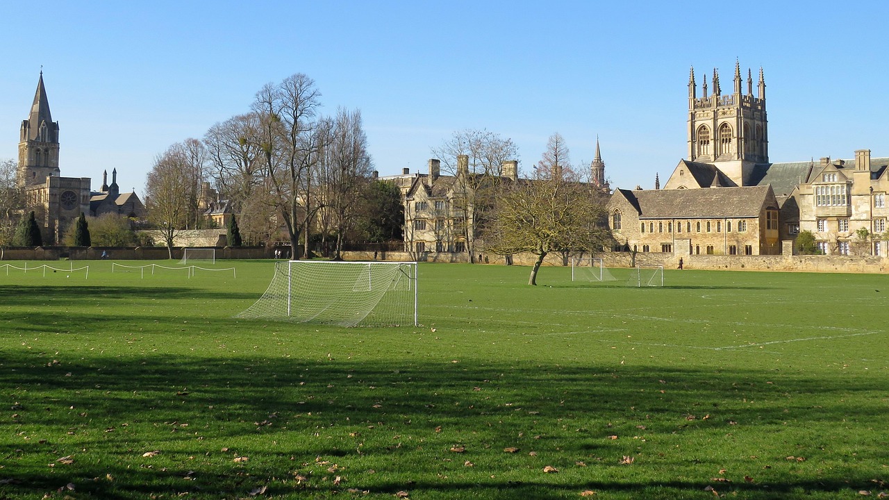 「名門大学」の英語