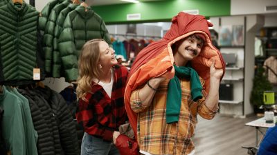 アウトドアウェア売り場店員の仕事を英語で説明！業務内容や日本のアウトドア文化をわかりやすく紹介