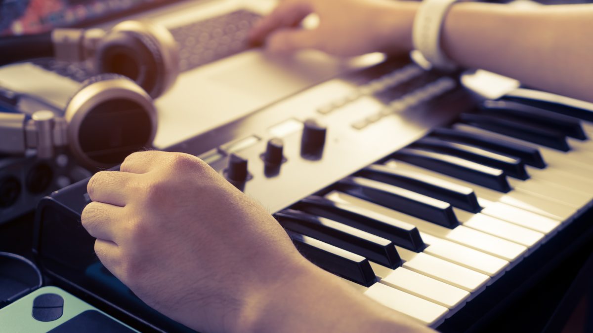 作曲家の英会話｜制作・アレンジ・打ち合わせに役立つ英単語とロールプレイング