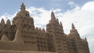 マリの世界遺産「ジェンネ旧市街」とは？泥でつくった建造物を英語で訪れる！