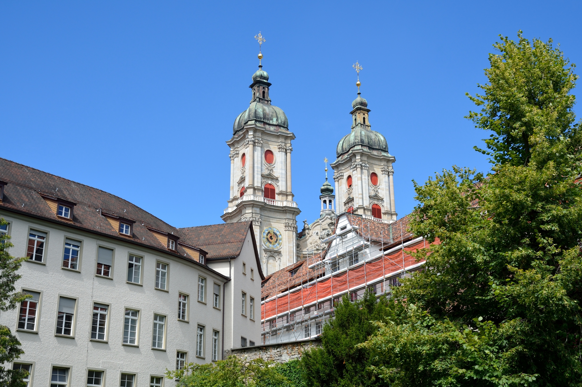 スイスの世界遺産「ザンクト・ガレン修道院」とは？建築と歴史を英語で