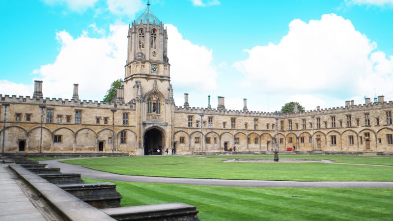 【オックスフォード大学】英語表現や入学に必要な成績、代表する的コース、卒業生などを紹介