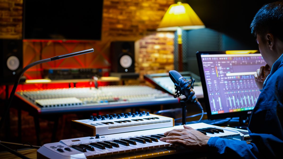 作曲家の仕事を英語で説明！業務内容や日本の音楽制作文化をわかりやすく紹介