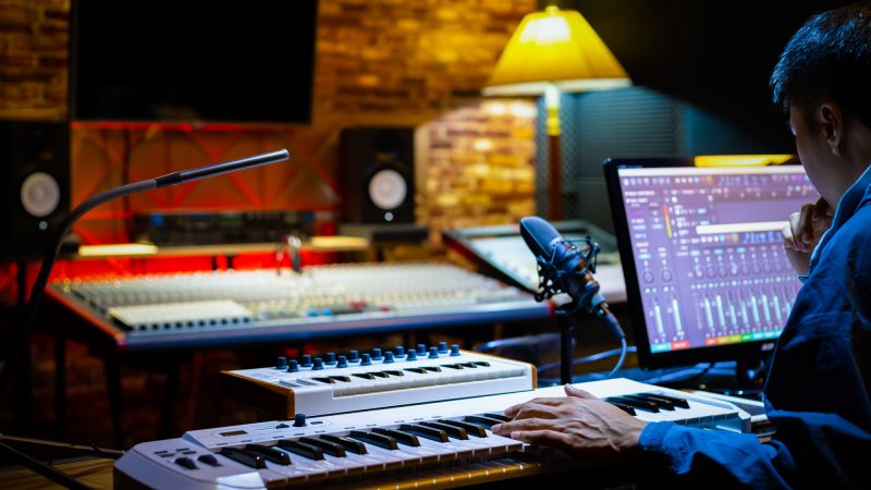 作曲家の仕事を英語で説明！業務内容や日本の音楽制作文化をわかりやすく紹介