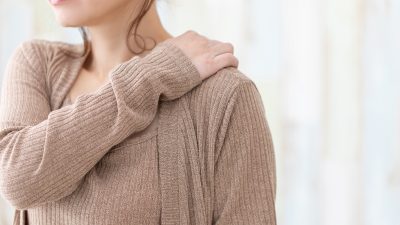 「肩」を英語で何て言う？肩こりや肩甲骨など様々な表現をまとめて紹介