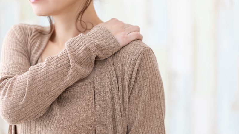 「肩」を英語で何て言う？肩こりや肩甲骨など様々な表現をまとめて紹介