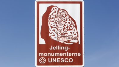 世界遺産「イェリング墳墓群、ルーン文字石碑群と教会」―デンマーク誕生の地を英語で訪ねる