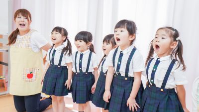 保護者に見てもらおう！英語で自己紹介・歌・遊びを発表する参観日の工夫