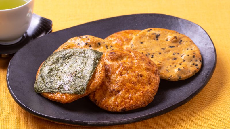 せんべい、って英語でなんていう？おかきやあられとの違いを英語で説明してみよう