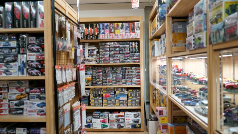 プラモデル・フィギュア専門店店員の仕事を英語で説明！業務内容や日本のホビー文化をわかりやすく紹介