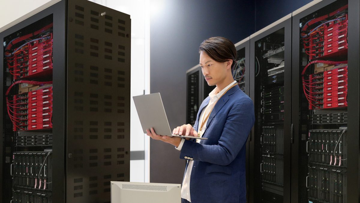 「サーバー」は英語でなんて言う？serverの意味と使い方を解説