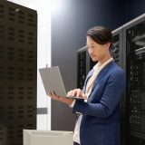 「サーバー」は英語でなんて言う？serverの意味と使い方を解説