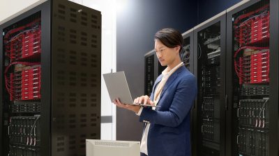 「サーバー」は英語でなんて言う？serverの意味と使い方を解説