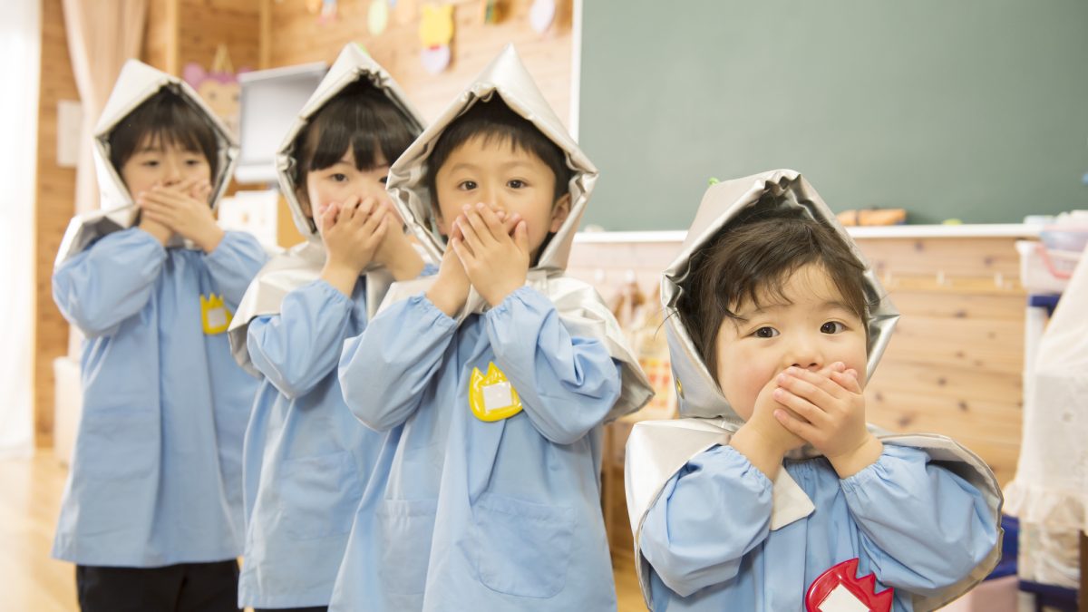 子どもへの掛け声を”Duck, cover, hold!” 避難訓練を英語で進行してみよう