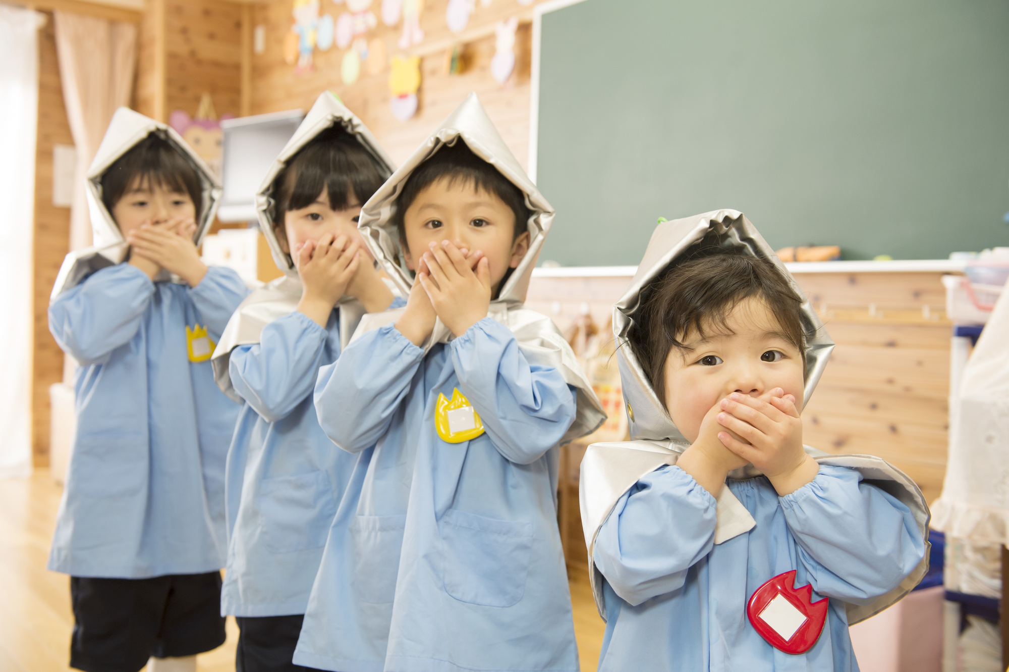 子どもへの掛け声を”Duck, cover, hold!” 避難訓練を英語で進行して