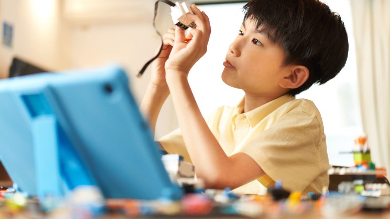 「釘付けになる」は英語で？目が離せないほど夢中の表現をマスターしよう