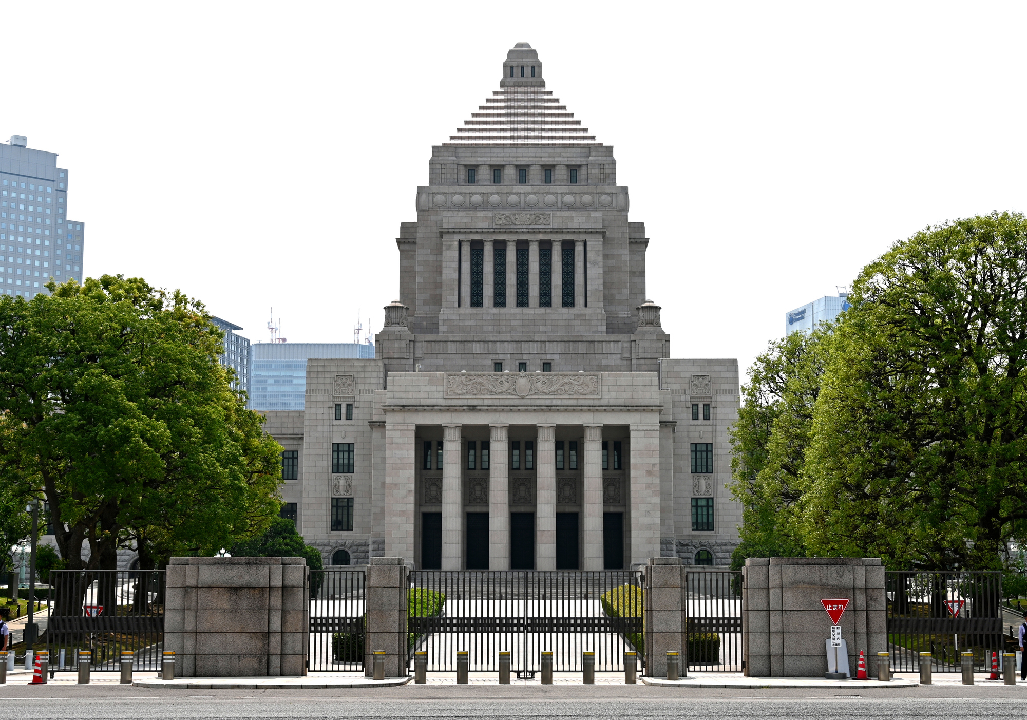 「働いて働いて働いて働いて働いてまいります／女性首相」を英語でどう言う？