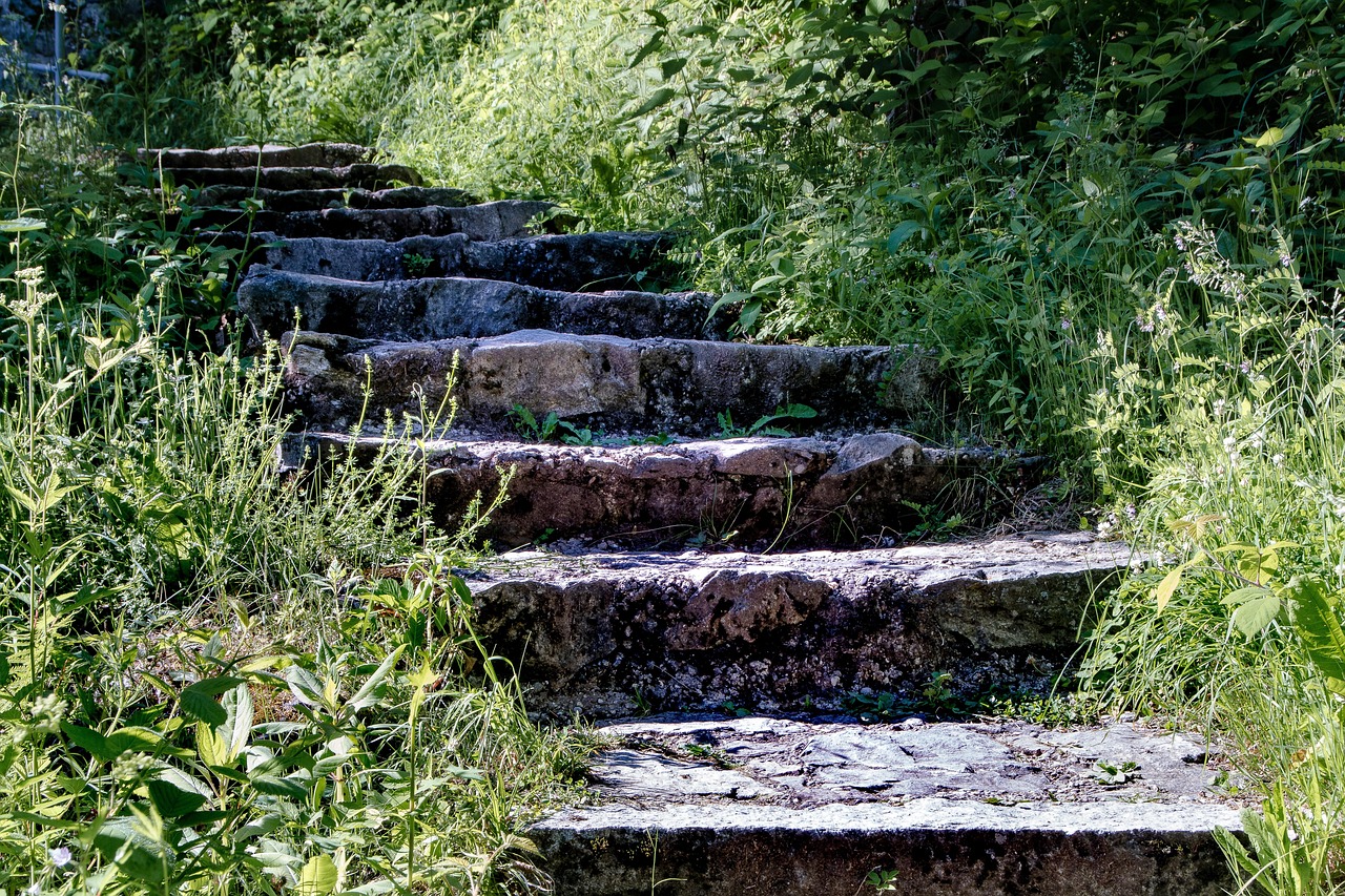 「削れる」は英語で “wear down / erode / be shaved off”