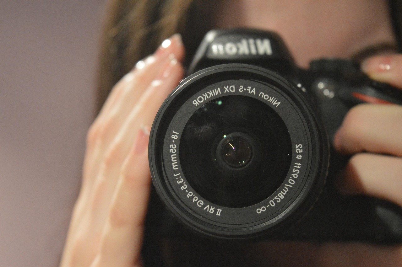 get one’s feet wet