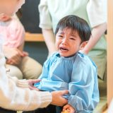 はじめての英会話で泣くのは甘え？環境変化で起こる分離不安と声かけのヒント