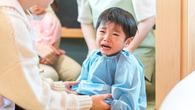 はじめての英会話で泣くのは甘え？環境変化で起こる分離不安と声かけのヒント