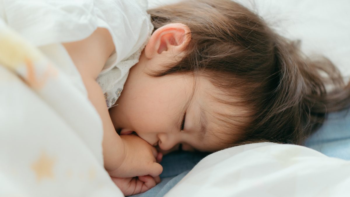 お昼寝中のチェックって大変？午睡の大切さ、確認に便利な機器、各国の取り組みも紹介