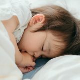 お昼寝中のチェックって大変？午睡の大切さ、確認に便利な機器、各国の取り組みも紹介