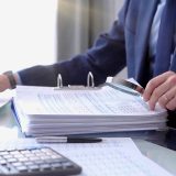 「精査」は英語でなんていう？ビジネスで役立つ類語の使い分けと実践フレーズを紹介