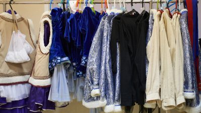 ステージ衣装売り場店員の仕事を英語で説明！業務内容や日本の舞台衣装文化をわかりやすく紹介