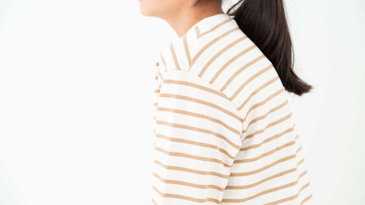 「猫背」を英語で何て言う？姿勢に関する英語表現をまとめて紹介