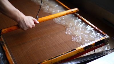 和紙・手漉き紙売り場店員の仕事を英語で説明！業務内容や日本の和紙文化をわかりやすく紹介