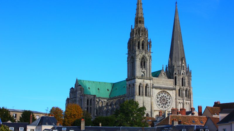 フランスの世界遺産「シャルトル大聖堂」を英語で。ステンドグラスやバラ窓も！
