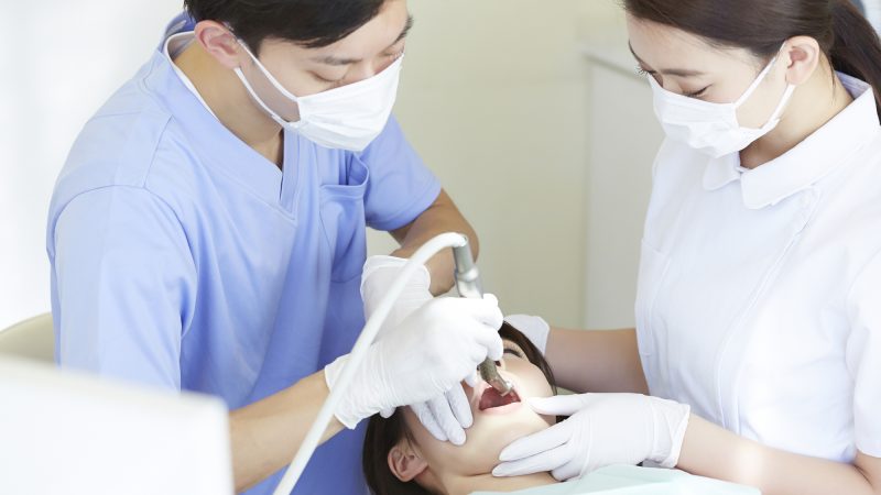 「治療」って英語でなんて言う？medical treatmentの意味や「処置」「回復」など関連表現も紹介