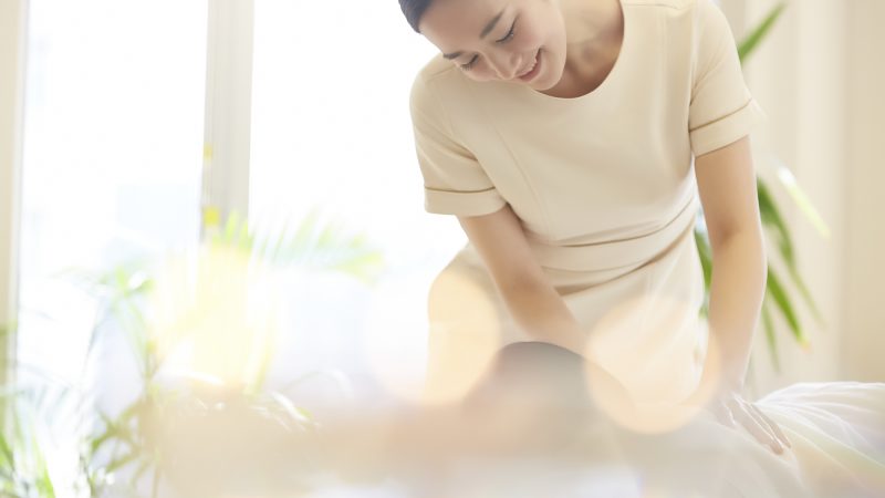 日本のエステティシャンを英語でどう説明する？海外との違いやキャリアパスも解説