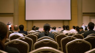 英語ビジネスメール・メッセージで「参加依頼」をするときのコツ【例文付き】