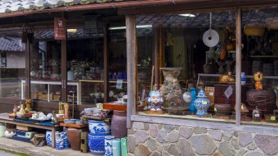 骨董・アンティーク専門店店員の仕事を英語で説明！業務内容や日本の骨董文化をわかりやすく紹介