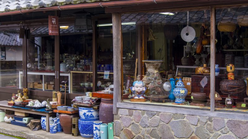 骨董・アンティーク専門店店員の仕事を英語で説明！業務内容や日本の骨董文化をわかりやすく紹介