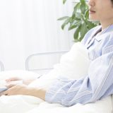 「入院」って英語でなんて言う？「退院」や「病棟」など病院で役立つ表現まとめ