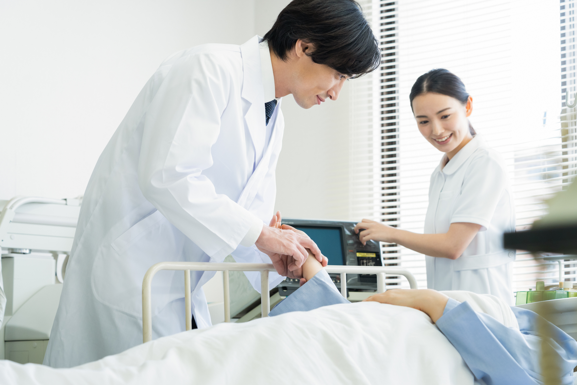 「入院する」を英語で
