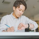 TOEICで時計は必須？使える腕時計・使えない時計と時間管理の注意点を解説