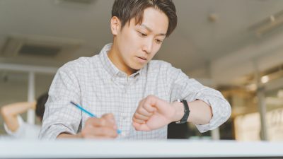 TOEICで時計は必須？使える腕時計・使えない時計と時間管理の注意点を解説