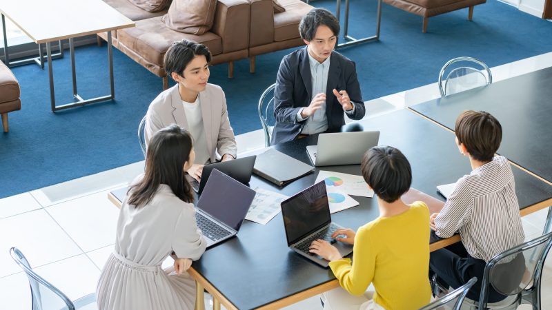 「スクワッド」の意味とは？英語 squad の本来の意味と日本語・スラングでの使われ方を解説