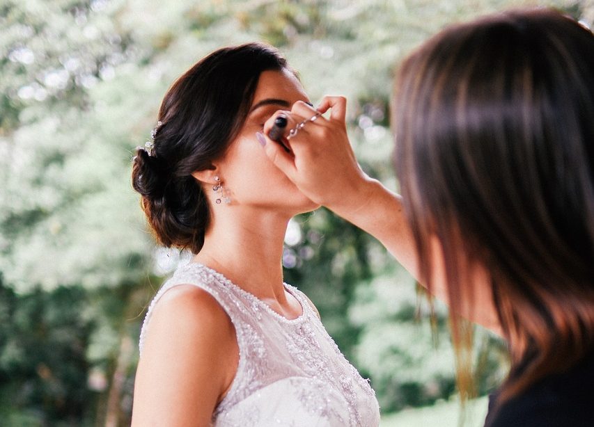 メイクアップアーティストは英語で何と言う？