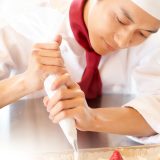 パティシエの仕事を英語で説明！業務内容や日本のスイーツ文化をわかりやすく紹介