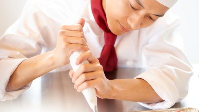 パティシエの仕事を英語で説明！業務内容や日本のスイーツ文化をわかりやすく紹介
