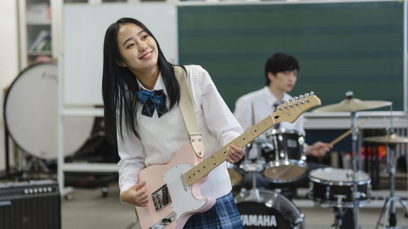 「軽音」の意味は？英語で何て言う？「軽音サークル」や「音楽クラブ」などの言い方も解説！