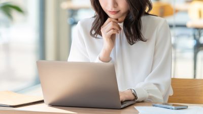 「ご査収のほどよろしくお願いいたします。」って英語で何て言う？添付ファイルの確認や資料送付の表現