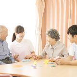 「介護施設」を英語で何て言う？老人ホームや入所施設の表現・ニュアンスを