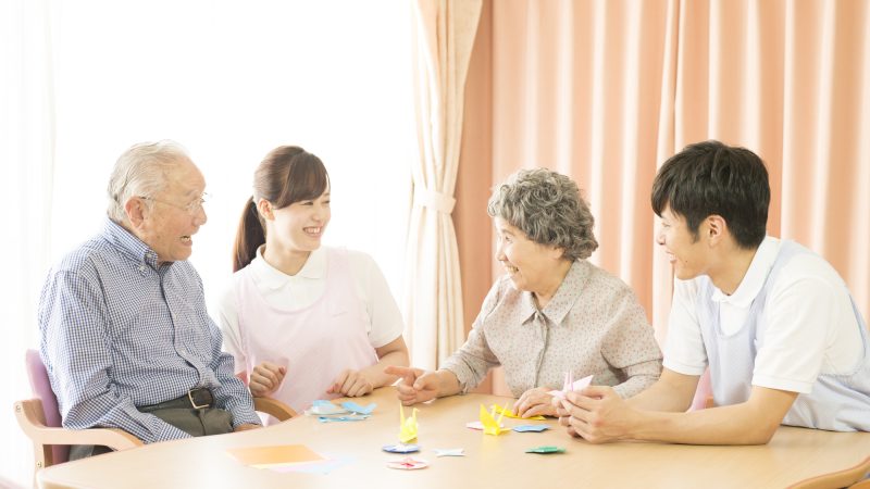「介護施設」を英語で何て言う？老人ホームや入所施設の表現・ニュアンスを